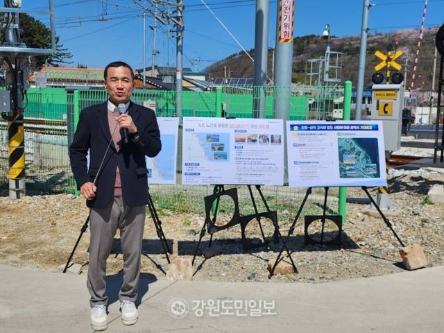 ▲ 김진태 도지사는 7일 ‘강릉~삼척 고속화 철도’ 사업의 핵심 관문인 삼척역 인근에서 해당 사업 추진에 따른 전체적인 로드맵을 발표했다.