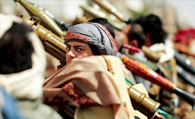 < 무기 든 후티 반군 > 대전차 무기를 든 후티 반군 병사들이 6일﻿ 예멘 사나에서 열린 친이란 시위에 참가했다.  로이터연합뉴스