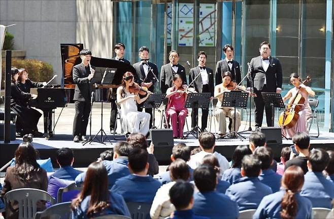 농심 임직원이 7일 신대방동 본사에서 열린 한경아르떼TV 공동 주관 음악회에 참석해 연주자와 성악가의 공연을 감상하고 있다. 농심 제공