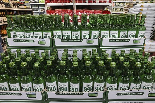 6일 오전 서울 송파구 농수산물도매시장 가락몰 다농마트에 진열된 '착한소주 990'. 임형택 기자