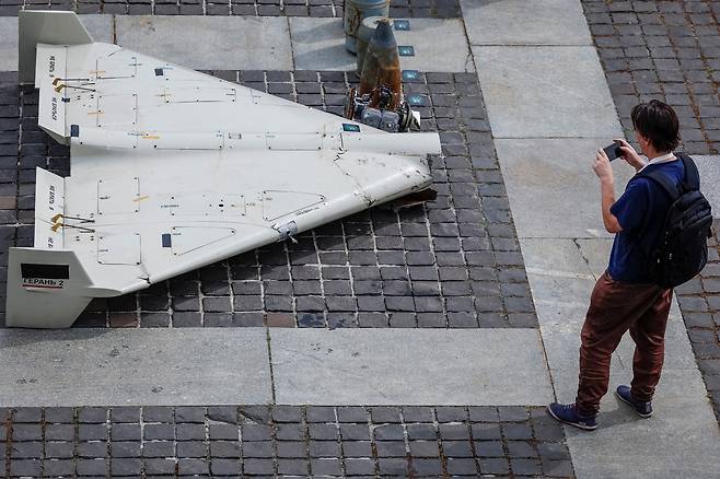 지난해 6월 27일 우크라이나 수도 키이우에서 열린 전시회에서 한 방문객이 러시아가 우크라이나에 발사한 이란산 무인기(드론) 샤헤드를 촬영하고 있다. 로이터연합뉴스