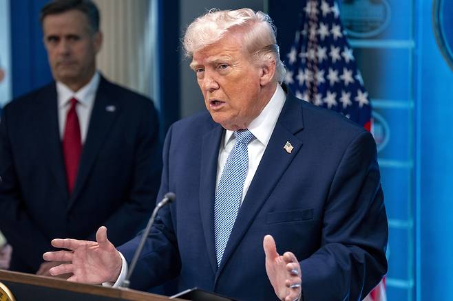 도널드 트럼프 미국 대통령이 6일(현지시간) 미국 워싱턴DC 백악관 브리핑룸에서 이란 관련 브리핑을 하고 있다. UPI연합뉴스