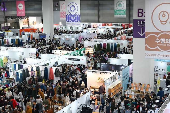 Crowds move through the exhibition floor at Coex, where 435 booths offered Buddhist-inspired merchandise, counseling and hands-on experiences. (Seoul International Buddhism Expo 2026)