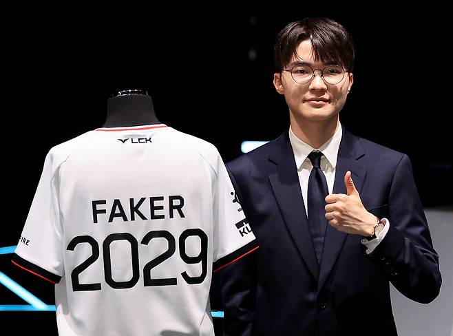 Professional gamer Lee Sang-hyeok, known as Faker, the captain of LCK team T1, poses for a photo during a press conference in Jongno District, central Seoul, on Dec. 18, 2025. [NEWS1]