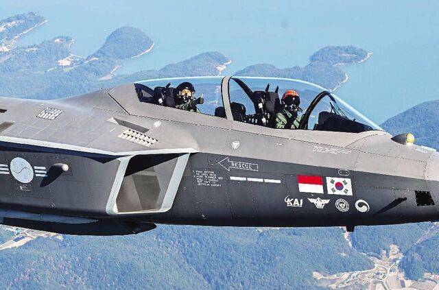 손석락 공군참모총장이 지난해 11월 경남 사천 제3훈련비행단에서 지휘비행으로 한국형 전투기 KF-21 '보라매' 후방석에 탑승해 엄지를 치켜세우고 있다. 공군 제공