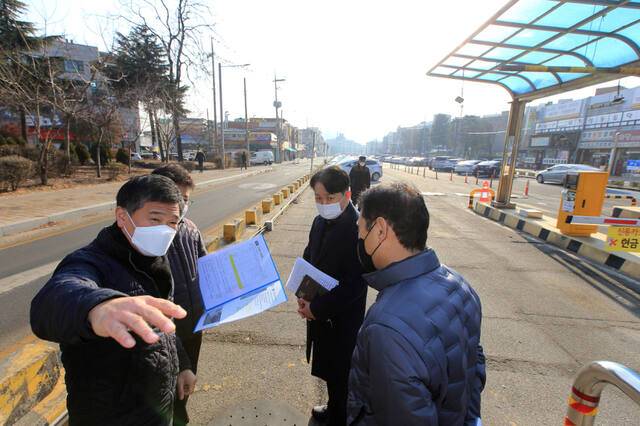 박종효 인천 남동구청장이 만수동 복개 제1공영주차장을 방문해 현장의 민원을 청취하며 사업을 점검했다. 인천 남동구청 제공