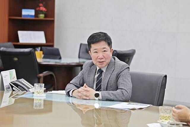 고호 수원특례시 권선구청장이 7일 집무실에서 경기일보와 인터뷰를 진행하고 있다. 권선구 제공