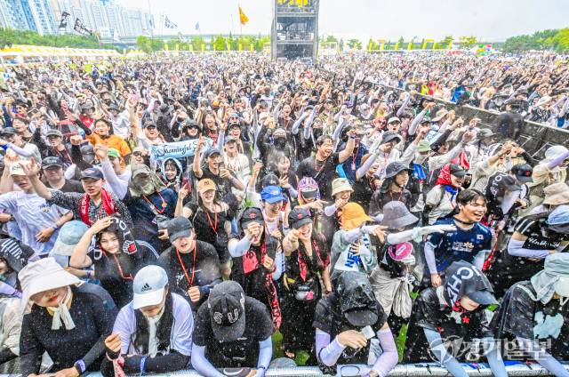 지난해 8월 1일 인천 송도달빛축제공원에서 열린 '2025 인천펜타포트 락 페스티벌'을 찾은 관람객들이 환호하고 있다. 경기일보DB