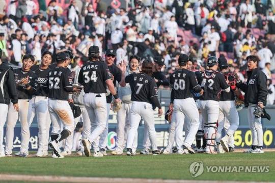 경기에 승리한 KT 위즈 선수들 / 사진=연합뉴스
