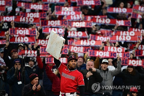 클리블랜드 구단 최다 출장 기록을 세운 뒤 3루 베이스를 치켜든 라미레스 / 사진=연합뉴스