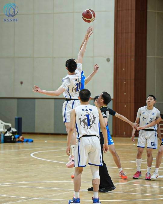7일 전주고-인헌고 경기. 선수들이 점프볼을 하고 있다. [한국중고농구연맹 제공]