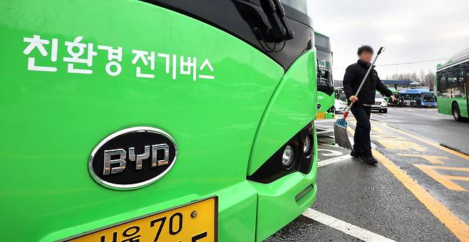 6일 서울시내 한 버스 공영차고지에서 중국산 전기버스가 운행을 준비하고 있다.  이승환 기자