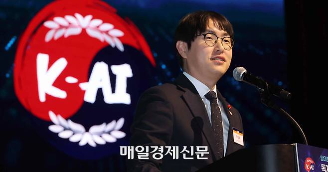 하정우 청와대 AI미래기획수석이 지난달 30일 서울 코엑스에서 열린 ‘독자 AI 파운데이션 모델 프로젝트 1차 발표회’에서 발언하고 있다. [이승환 기자]