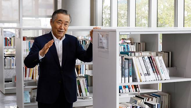 박기석 회장은 지난해 판교 사옥 로비를 직원용 도서관으로 새로 꾸민 데 이어 올해 이곳을 대규모 북카페로 확장할 예정이다. 김재훈 기자