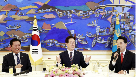 이재명 대통령이 7일 청와대에서 열린 여야정 민생경제 협의체 회담에서 추가 발언을 권유하고 있다. (연합뉴스)