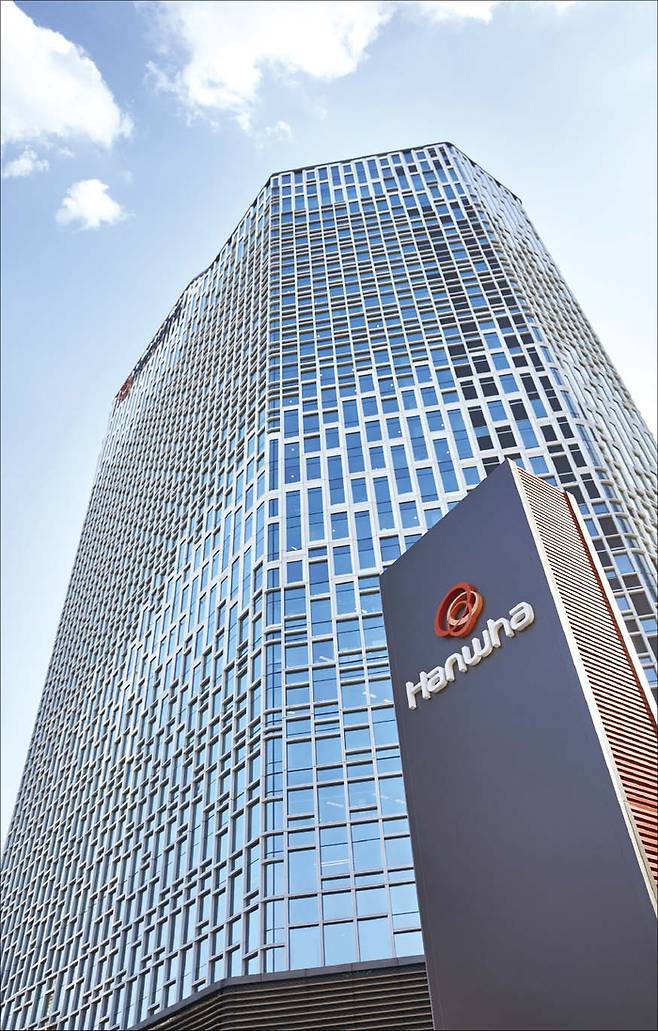 한화그룹의 핵심 계열사인 한화솔루션이 주주총회 이튿날인 지난 3월 26일 기습적인 유상증자를 발표하며 논란이 불거졌다. 조달 자금은 약 2조4000억원으로, 이 중 1조5000억원가량을 채무 상환에 투입하겠다고 발표했다. 공시 이후 한화솔루션 주가는 장중 한때 20% 가까이 급락했다. 사진은 한화그룹 본사 사옥 전경. (매경DB)