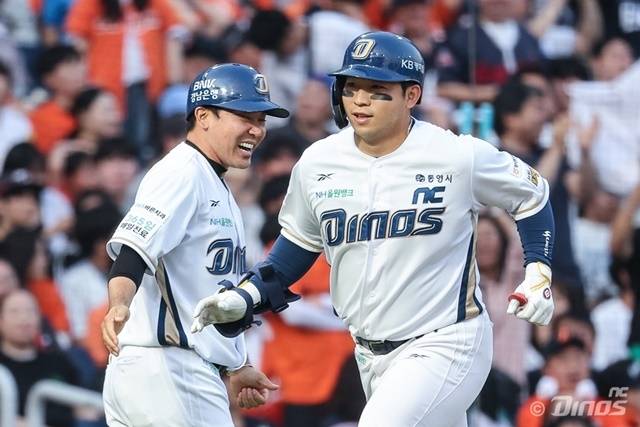 지난해 6월 1일 창원 한화전에서 오영수가 역전 결승 만루포를 친 뒤 기뻐하고 있다. 사진=NC 제공