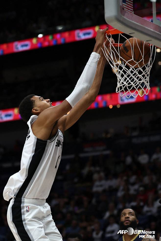 덩크슛에 성공하고 있는 빅터 웸반야마. 사진=AFPBBNews=News1