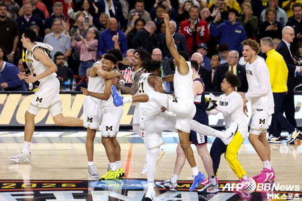 우승을 확정한 미시건대학 선수들이 승리를 확정한 뒤 기뻐하고 있다. 사진(美 인디애나폴리스)=ⓒAFPBBNews = News1