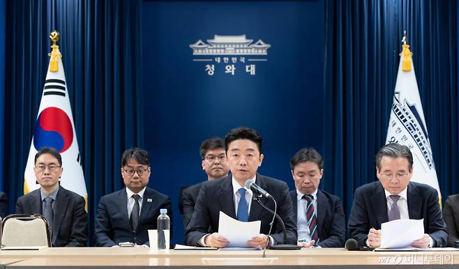 (서울=뉴스1) 이재명 기자 = 강훈식 비서실장이 7일 청와대 춘추관에서 열린 중동상황 관련 기자간담회에서 발언을 하고 있다. 2026.4.7/뉴스1  Copyright (C) 뉴스1. All rights reserved. 무단 전재 및 재배포,  AI학습 이용 금지. /사진=(서울=뉴스1) 이재명 기자