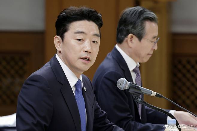 [서울=뉴시스] 최동준 기자 = 강훈식 비서실장이 7일 청와대에서 열린 중동상황 관련 기자간담회에서 발언하고 있다. 2026.04.07. photocdj@newsis.com /사진=최동준