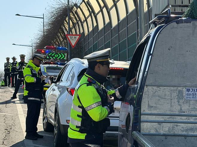 7일 오전 서울 송파구 신천나들목에서 교통경찰이 끼어들기 단속을 하고 있다./사진=민수정 기자.