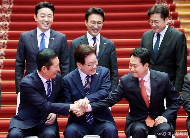 [서울=뉴시스] 최동준 기자 = 이재명 대통령이 7일 청와대에서 열린 여야정 민생경제협의체 회담 및 오찬에서 정청래 더불어민주당 대표, 장동혁 국민의힘 대표와 기념촬영을 하며 손을 맞잡고 있다. 2026.04.07. photocdj@newsis.com /사진=최동준