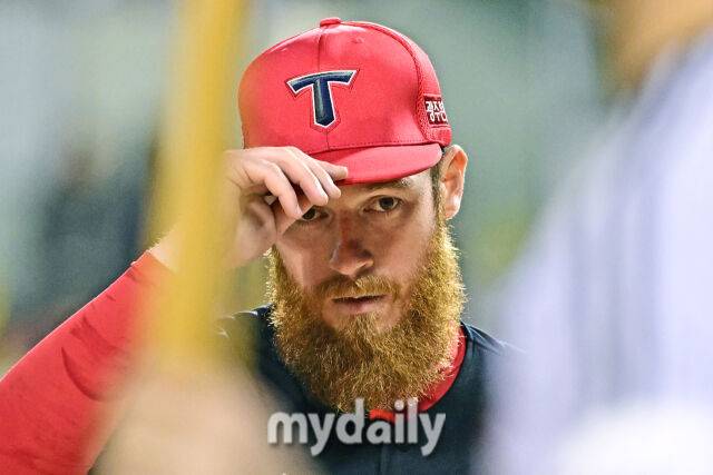 31일 서울 잠실야구장에서 열린 '2026 신한 SOL BANK KBO리그' LG 트윈스와 KIA 타이거즈 경기. KIA 선발 투수 올러가 6회말 수비를 무실점으로 마치고 더그아웃으로 들어서고 있다./마이데일리