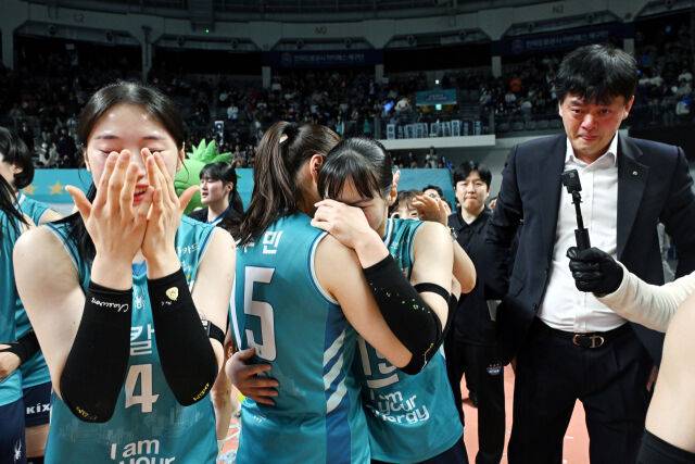 감격적인 우승으로 눈물 바다가 된 GS칼텍스 이영택 감독과 선수들. / 한국배구연맹(KOVO)