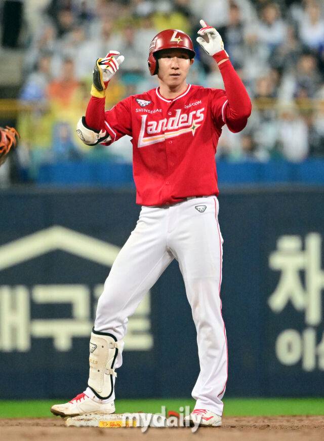 2025년 10월 13일 오후 대구 삼성라이온즈파크에서 열린 '2025 신한 SOL Bank KBO 포스트시즌' SSG 랜더스와 삼성 라이온즈의 준플레이오프 3차전 경기. SSG 박성한이 5회초 2사 후 2루타를 친 뒤 기뻐하고 있다./마이데일리