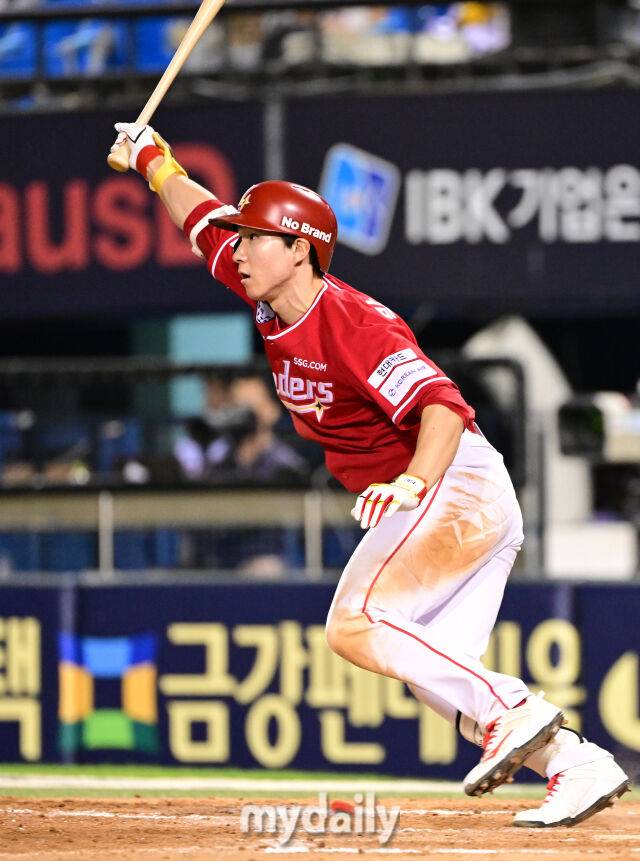 7일 오후 서울 잠실야구장에서 진행된 '2025 신한 SOL뱅크 KBO 리그' SSG-LG의 경기. SSG 박성한이 8회 2사 2,3루에서 2타점 적시타를 때리고 있다./마이데일리
