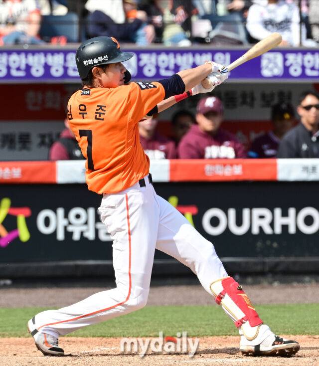 2026년 3월 29일 오후 대전 한화생명볼파크에서 열린 ‘2026 신한 SOL KBO리그' 키움 히어로즈와 한화 이글스의 경기. 한화 심우준이 2회말 2사 1.3루서 1타점 2루타를 치고 있다./마이데일리