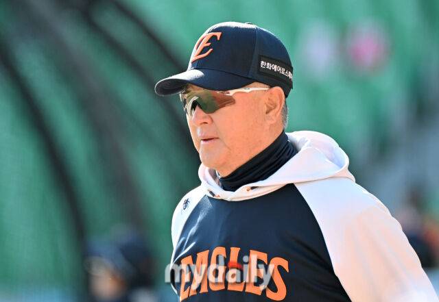 한화 김경문 감독이 7일 오후 인천 SSG랜더스필드에서 진행된 '2026 프로야구 KBO리그' SSG랜더스와의 경기전 훈련에서 선수들을 지켜보고 있다./인천 = 송일섭 기자