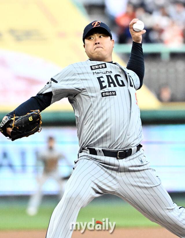 7일 오후 인천 SSG랜더스필드에서 진행된 '2026 프로야구 KBO리그' SSG랜더스와 한화 이글스의 경기. 한화 선발투수 류현진이 역투하고 있다./인천 = 송일섭 기자