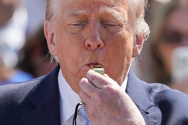 6일(현지시각) 미 백악관 남쪽 잔디밭에서 열린 ‘이스터 에그 롤’ 행사에서 도널드 트럼프 미국 대통령이 호루라기를 불고 있다. [AP=연합]