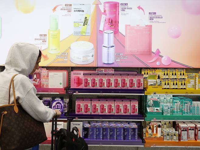 지난 24일 서울의 한 올리브영 매장에서 외국인들이 화장품을 고르는 모습. [연합]