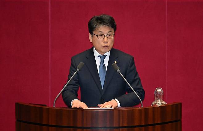 국회 예산결산특별위원장으로 선출된 진성준 더불어민주당 의원이 지난달 12일 오후 국회에서 본회의에서 인사말하고 있다. 이상섭 기자