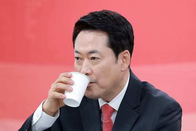 국민의힘 장동혁 대표가 6일 인천 남동구 인천시당에서 열린 현장 최고위원회의에 참석해 물을 마시고 있다. [연합]