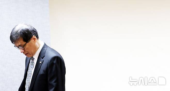 [서울=뉴시스] 박주성 기자 = 지난달 19일 오전 서울 중구 은행회관에서 열린 확대거시경제금융회의에서 이창용 한극은행 총재가 참석하고 있다. 2026.03.19. park7691@newsis.com