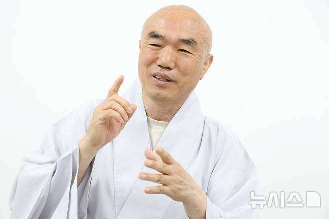 [서울=뉴시스] 박진희 기자 = 대한불교조계종 미래본부 사무총장 일감스님이 지난달 31일 서울 종로구 한국불교역사문화기념관에서 인터뷰 하고 있다. 2026.04.04. pak7130@newsis.com