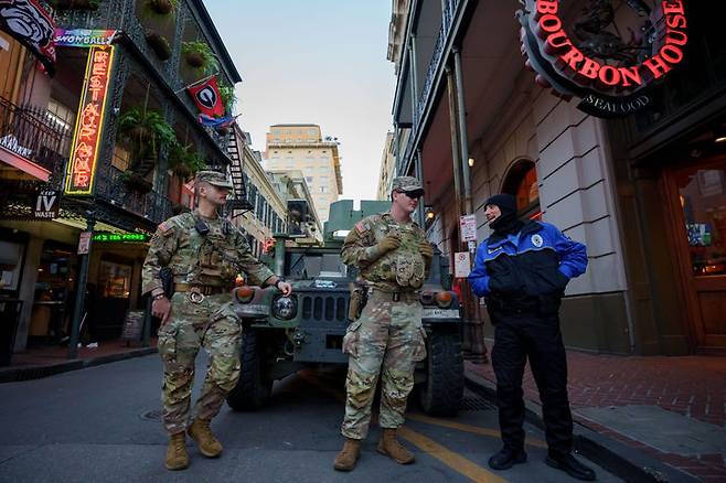 [뉴올리언스=AP/뉴시스] 루이지애나주 뉴올리언스의 프렌치 쿼터를 순찰하는 주 방위군이 2025년 12월 30일 거리를 수색하는 광경.  이 곳에서는 트럼프 정부의 군인가족 이민에 대한 혜택 말소로 신혼의 20대 미군 하사의 아내가 체포, 추방되는 사건이 일어나 미군의 신병 모병과 사기에 지장을 준다는 비판이 뒤따르고 있다.  2026. 04. 07.