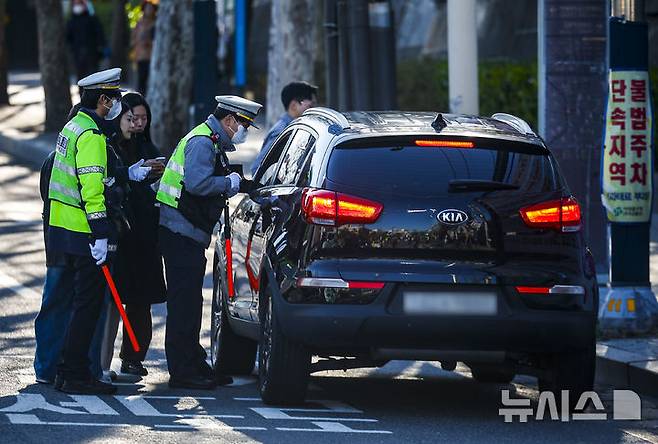 [서울=뉴시스] 정병혁 기자 = 7일 서울 서대문구 연세대학교 앞 성산로에서 서대문경찰서 경찰관들이 꼬리물기 및 끼어들기 단속 및 계도 활동을 하고 있다. 2026.04.07. jhope@newsis.com