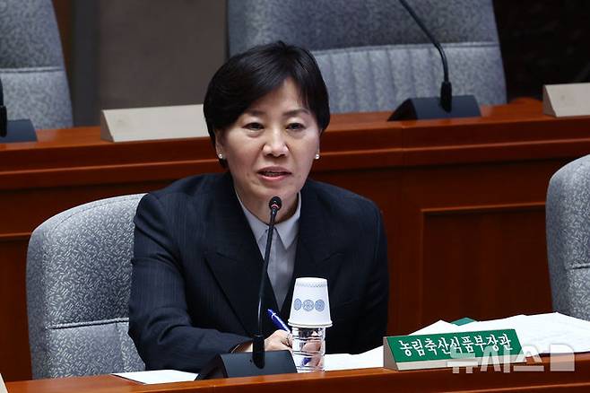 [서울=뉴시스] 고승민 기자 = 송미령 농림축산식품부 장관이 7일 서울 여의도 국회에서 열린 예산결산특별위원회 전체회의에서 의원 질의에 답하고 있다. 2026.04.07. kkssmm99@newsis.com