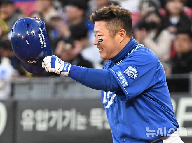 [광주=뉴시스] 이현행 기자 = 7일 오후 광주 북구 광주-기아챔피언스필드에서 열린 2026 신한 SOL KBO리그 삼성 라이온즈 대 KIA타이거즈의 경기. 삼성 이적 후 안방 찾은 최형우 선수가 KIA팬들에게 인사하고 있다.  2026.04.07. lhh@newsis.com