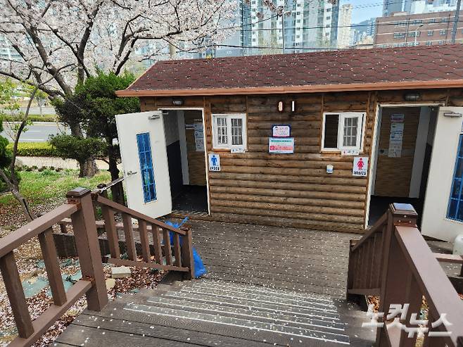 부산 사상구 낙동제방벚꽃길에 설치된 화장실 모습. 계단으로만 접근이 가능하다. 정혜린 기자