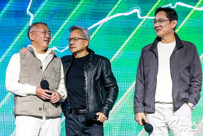 젠슨 황 엔비디아 최고경영자(CEO)와 이재용 삼성전자 회장, 정의선 현대차그룹 회장이 서울 강남구 코엑스에서 열린 엔비디아 지포스 게이머 페스티벌에 참석하고 있다. 류영주 기자