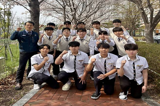 울산마이스터고는 최근 발표된 삼성 특채 전형에서 삼성전자 7명, 삼성전기 6명, 삼성SDI 1명 등 총 14명의 2학년 학생이 최종 합격했다고 밝혔다. 울산광역시교육청 제공
