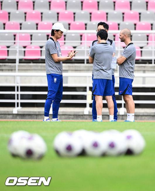 [OSEN=지형준 기자] 홍명보 감독이 이끄는 한국 축구대표팀이 2일 오후 고양종합운동장에서 2026 국제축구연맹(FIFA) 북중미 월드컵 3차 예선을 앞두고 훈련을 가졌다.한국은 9월 5일 오후 8시 서울월드컵경기장에서 팔레스타인과 1차전을 치른다. 이후 10일 오후 11시 오만 무스카트의 술탄 카부스 스포츠 콤플렉스에서 오만과 2차전 원정 경기를 펼친다.&nbsp;홍명보 감독이 주앙 아로소 수석 코치, 티아고 마이아 분석 코치와 이야기를 나누고 있다. 2024.09.02 / jpnews@osen.co.kr
