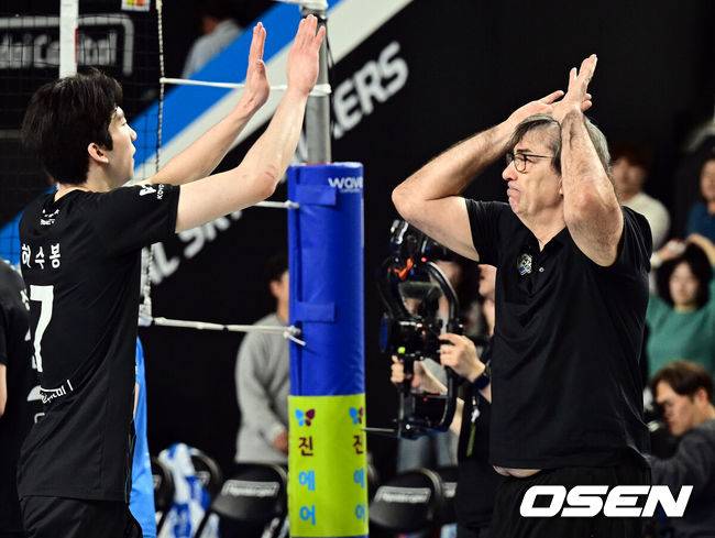 [OSEN=천안, 조은정 기자]현대캐피탈이 안방에서 귀중한 1승을 챙겼다.현대캐피탈은 6일 천안유관순체육관에서 열린 2025-2026 V리그 남자부 챔피언결정전 3차전에서 대한항공을 세트 스코어 3-0 (25-16 25-23 26-24) 승리를 거뒀다.현대캐피탈이 감독이 허수봉과 승리를 기뻐하고 있다. 2026.04.06 /cej@osen.co.kr