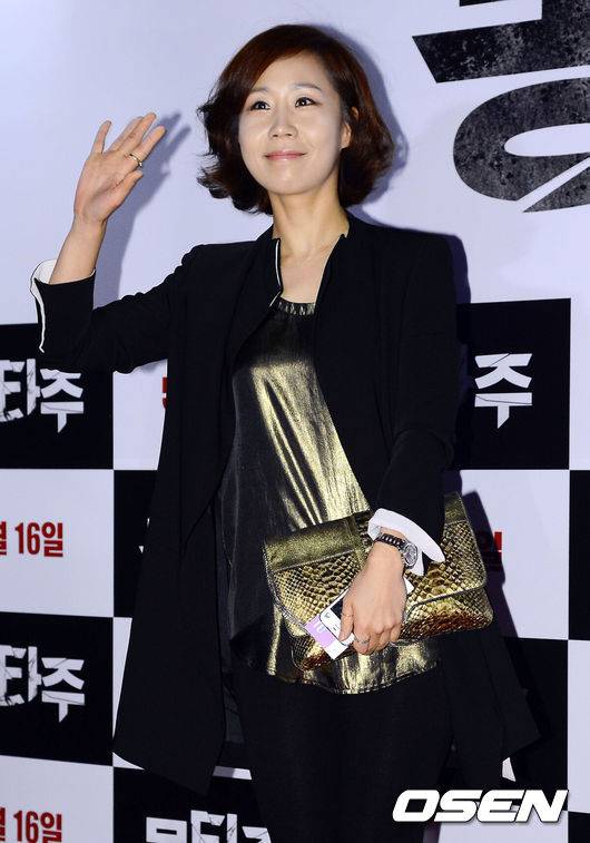 [OSEN=정송이 기자] 7일 오후 서울 코엑스 메가박스에서 진행된 영화 '몽타주'(정근섭 감독) VIP시사회를 찾은 정선희가 포토타임을 갖고 있다.영화 '몽타주'는 15년 전 유괴사건의 공소시효가 끝나자마자 동일한 수법으로 발생한 사건의 범인으로 인해 딸, 손녀, 인생을 빼앗겨버린 세 명의 피해자에게 찾아온 결정적 순간을 그린 영화다.엄정화는 '몽타주'에서 15년 전 딸을 잃어버린 엄마로 분했고 김상경은 이 사건에 인생을 건 형사 역할로 출연한다. 송영창은 동일범에게 손녀를 잃어버린 할아버지 역을 맡았다.한편, 영화 '몽타주'는 오는 16일 개봉한다. /ouxou@osen.co.kr